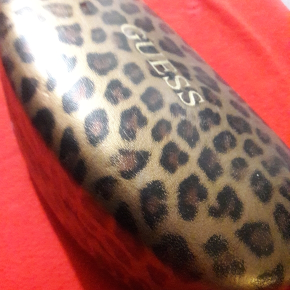 GUESS LEOPARD GLASSES CASE - Picture 2 of 3